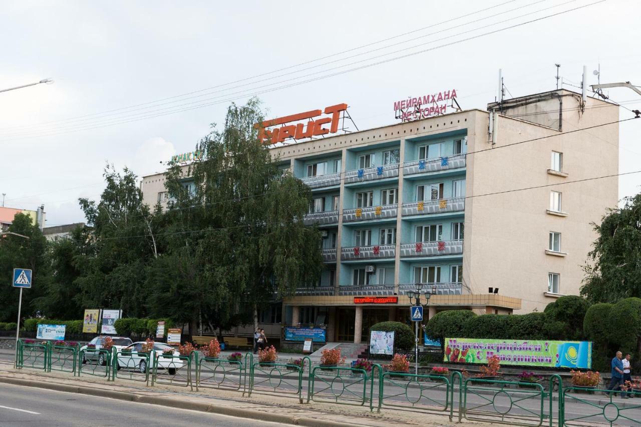 Tourist Hotel Ustʼ-Kamenogorsk Esterno foto