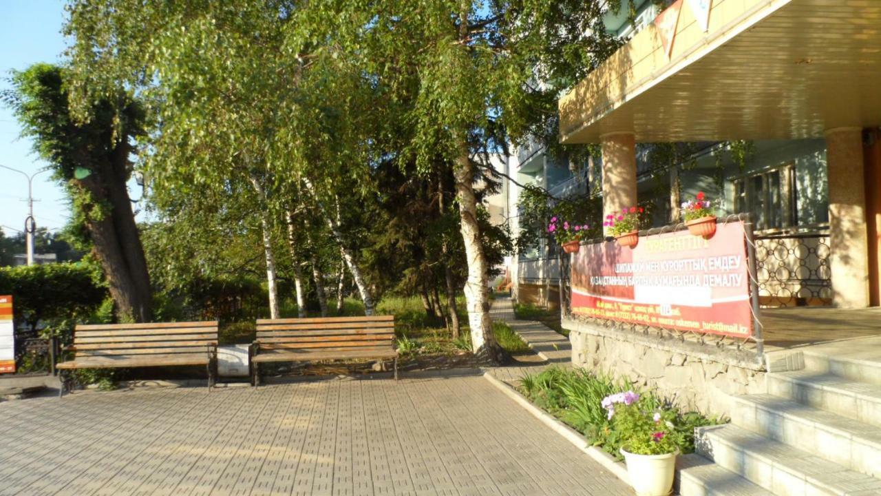 Tourist Hotel Ustʼ-Kamenogorsk Esterno foto